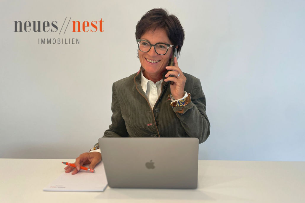 Immobilienmaklerin Marion Schoppe am Telefon mit Eigentümern (Makler Empfehlung München)