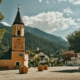 Ablauf Hausverkauf Rosenheim: Dorfplatz mit Kirchturm in Oberbayern