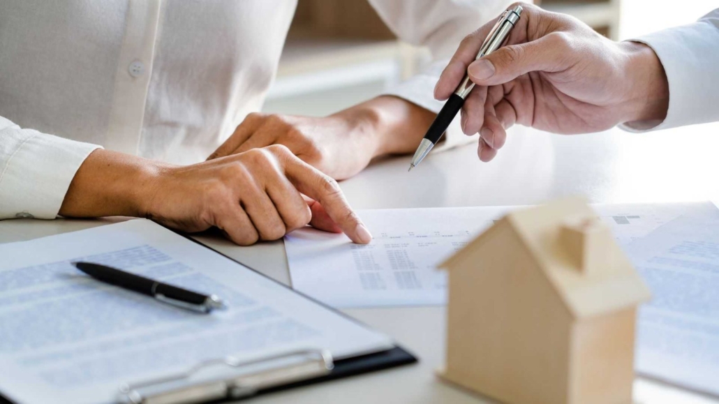 Bester Immobilienmakler Harlaching: Unterschrift unter den Kaufvertrag für eine Immobilie