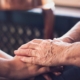 Geerbte Immobilie verkaufen Harlaching: Hände als Symbol für den Generationenwechsel bei einer geerbten Immobilie