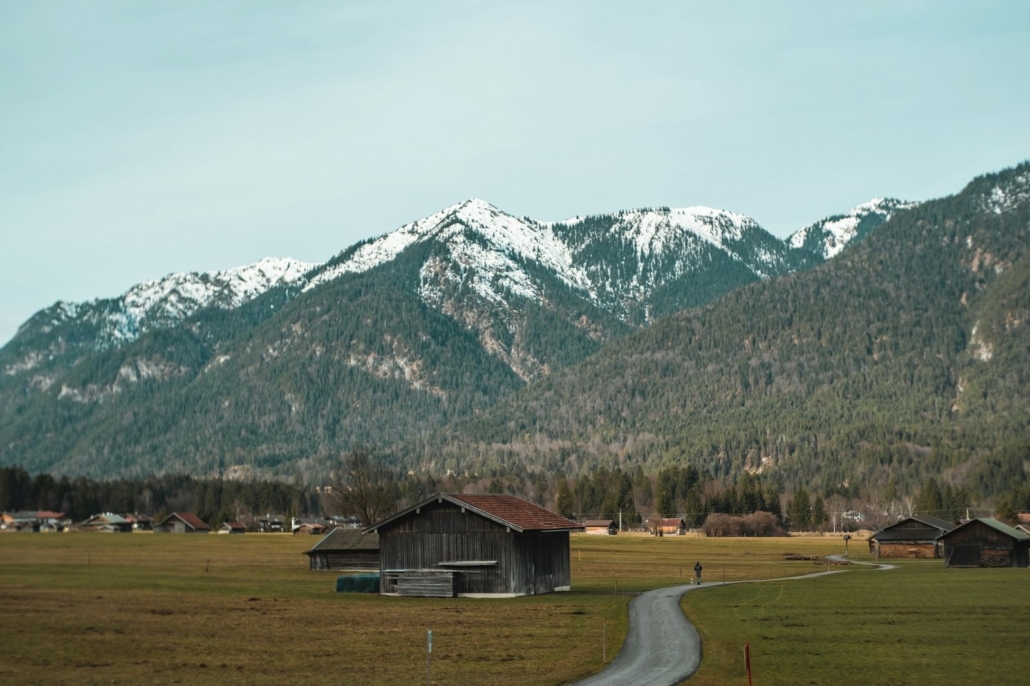 Grundstück bewerten lassen Dorfen: Weite Landschaft mit Bergen in Oberbayern