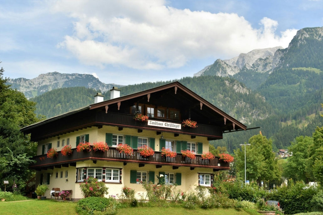 Haus bewerten lassen Rosenheim: Oberbayerisches Wohnhaus mit Balkonen vor Bergkulisse