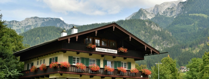 Haus bewerten lassen Rosenheim: Oberbayerisches Wohnhaus mit Balkonen vor Bergkulisse