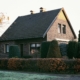 Haus verkaufen im Alter Wartenberg: Einfamilienhaus mit gepflegter Hecke