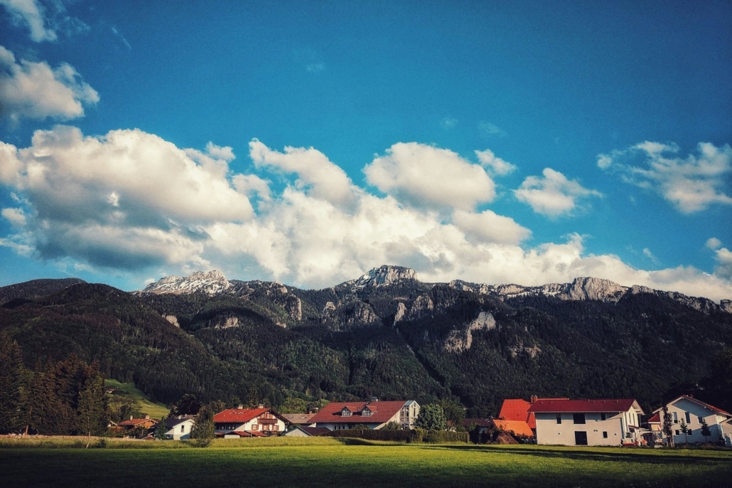 Haus verkaufen Stephanskirchen: Ortschaft im Alpenvorland unter blauem Himmel