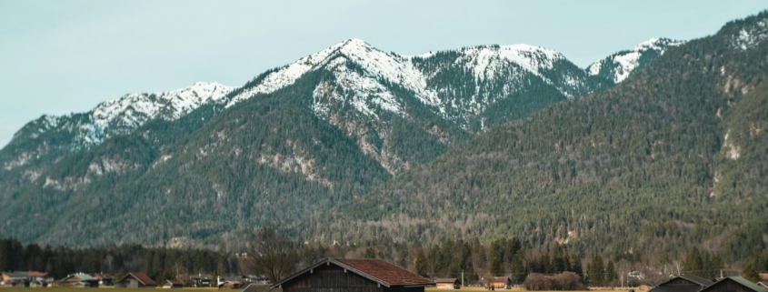 Immobilie verkaufen Samerberg: Weite Landschaft mit Bergen in Oberbayern
