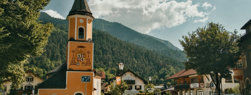 Immobilienmakler Rohrdorf: Dorfplatz mit Kirchturm in Oberbayern