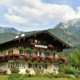 Kostenlose Immobilienbewertung Kolbermoor: Oberbayerisches Wohnhaus mit Balkonen vor Bergkulisse