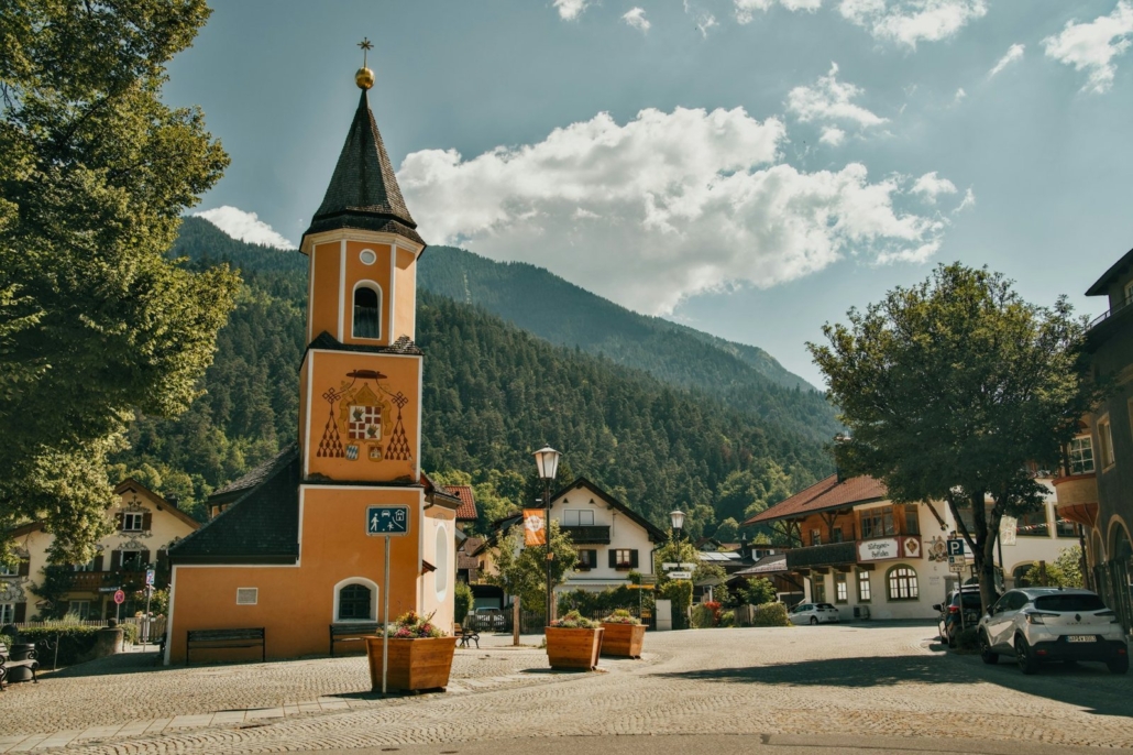 Makler Empfehlung Bad Aibling: Dorfplatz mit Kirchturm in Oberbayern