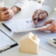 Regionaler Immobilienmakler Eitting: Unterlagen für den Immobilienverkauf werden geprüft