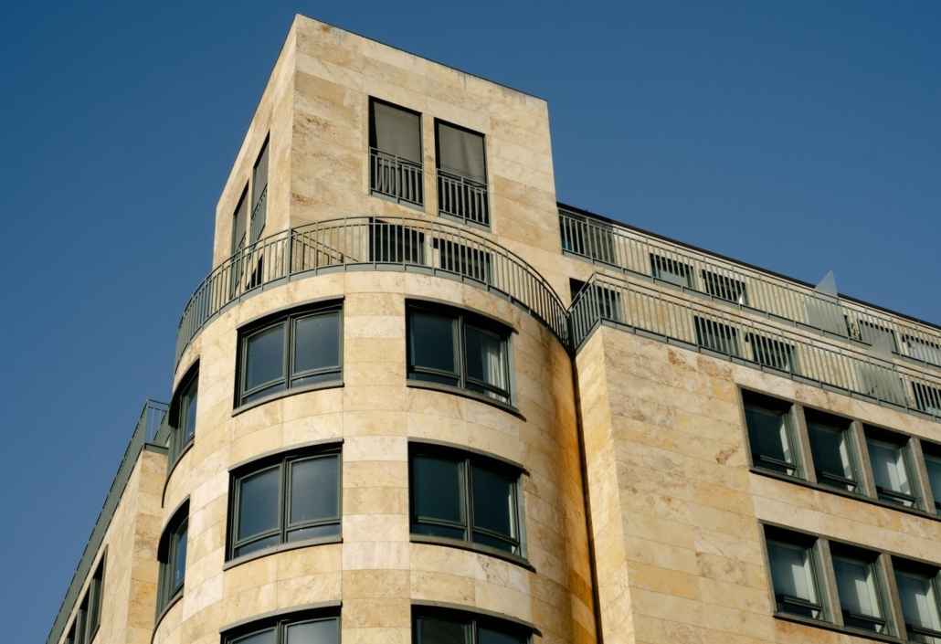 Vermietete Wohnung verkaufen Rosenheim: Wohngebäude mit Balkonen und großen Fenstern