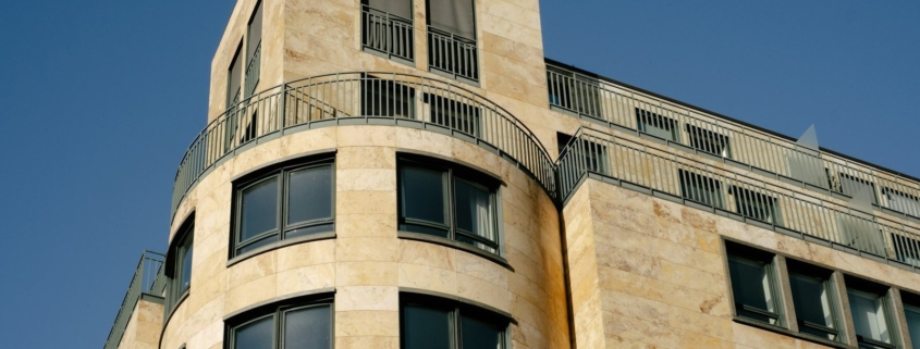 Vermietete Wohnung verkaufen Rosenheim: Wohngebäude mit Balkonen und großen Fenstern